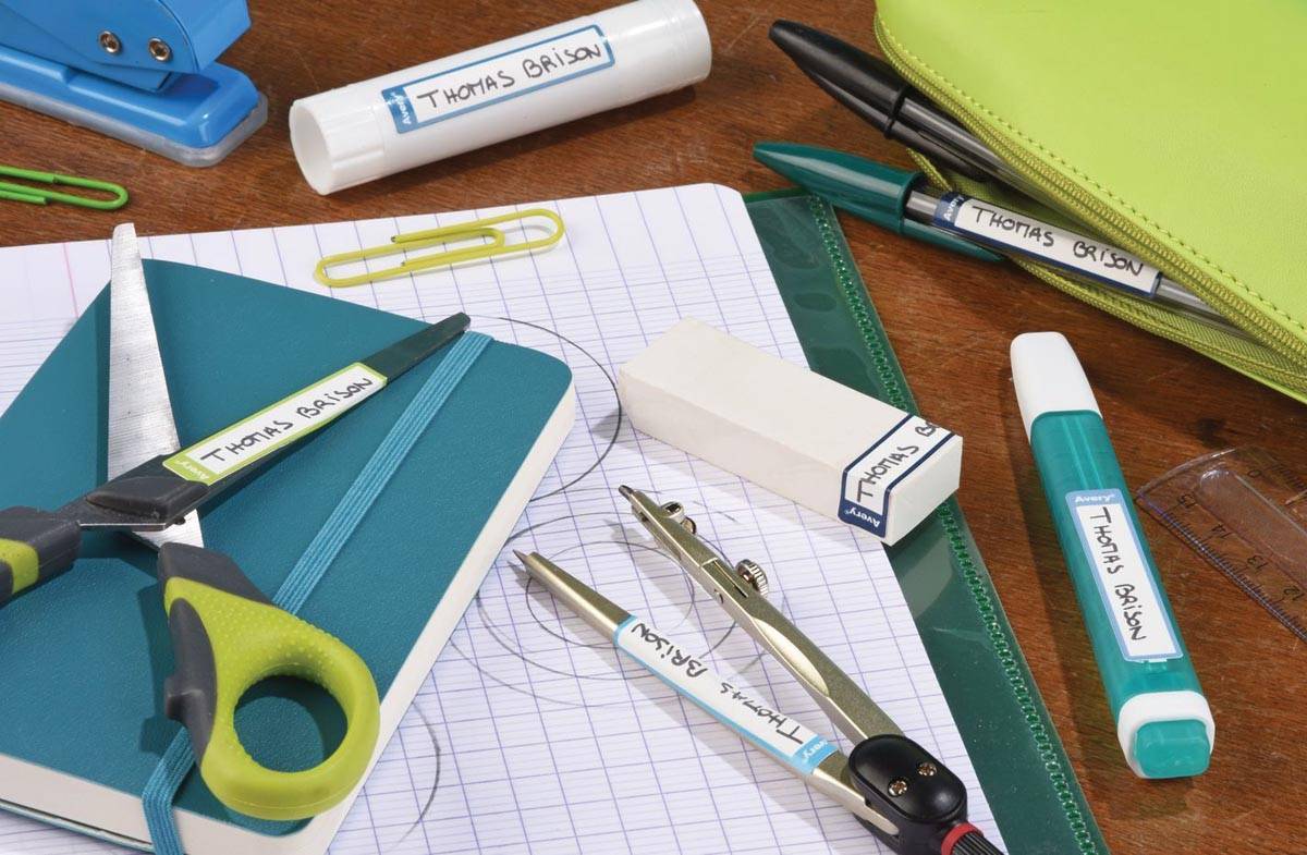 Avery Family mini naametiketten, ft 5 x 1 cm, blauw/groen, ophangbare etui met 30 etiketten