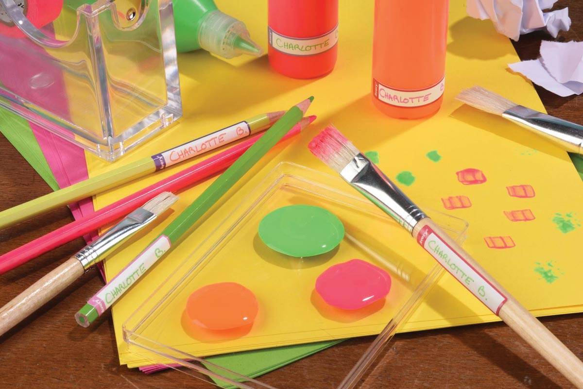 Avery Family mini naametiketten, ft 5 x 1 cm, roze/paars, ophangbare etui met 30 etiketten