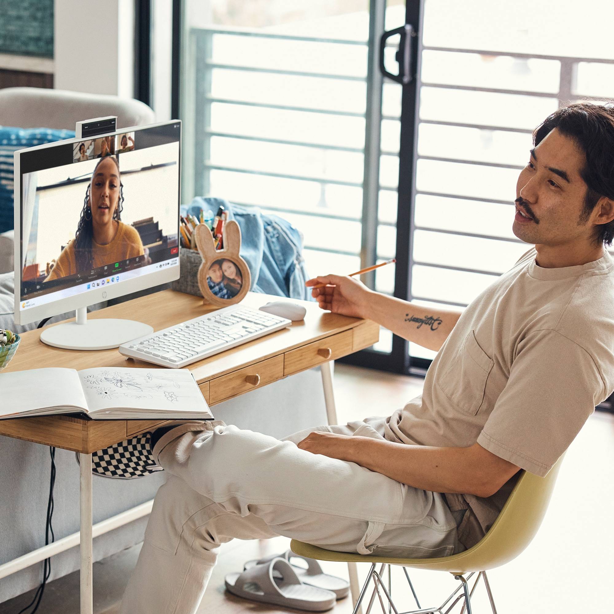 HP 24-cr1055nd Intel Core Ultra 5 125U 60,5 cm (23.8") 1920 x 1080 Pixels Alles-in-één-pc 16 GB DDR5-SDRAM 512 GB SSD Windows 11 Home Wi-Fi 6 (802.11ax) AI PC Wit