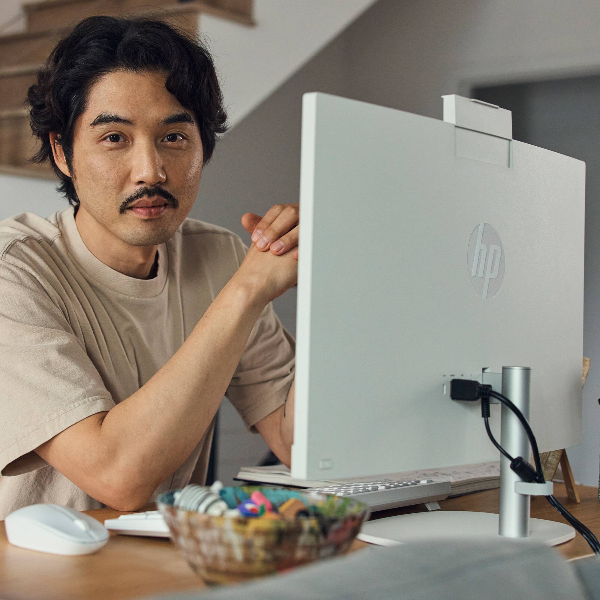 HP 24-cr1055nd Intel Core Ultra 5 125U 60,5 cm (23.8") 1920 x 1080 Pixels Alles-in-één-pc 16 GB DDR5-SDRAM 512 GB SSD Windows 11 Home Wi-Fi 6 (802.11ax) AI PC Wit