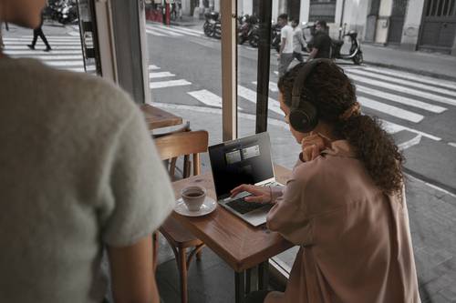 HP EliteBook 8 G1i AI PC Wolf Pro Security Edition Copilot+ PC Intel Core Ultra 7 255H Laptop 35,6 cm (14") WUXGA 32 GB DDR5-SDRAM 1 TB SSD Wi-Fi 6E (802.11ax) Windows 11 Pro Zilver