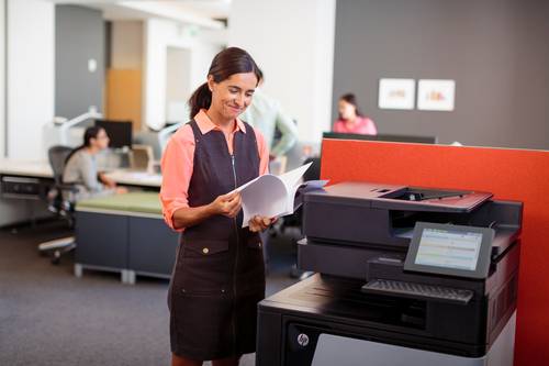 HP Color LaserJet Enterprise Flow M880z multifunctionele printer, Printen, kopiëren, scannen, faxen, Invoer voor 200 vel; Printen via USB-poort aan voorzijde; Scans naar e-mail/pdf; Dubbelzijdig printen
