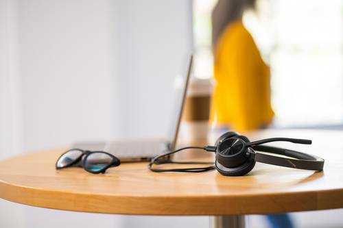 POLY Voyager 4320 UC stereo USB-A-headset + BT700 USB-A-adapter + oplaadstandaard