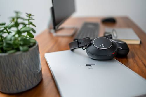 POLY Voyager Surround 80 UC USB-C Headset + USB-C/A-adapter