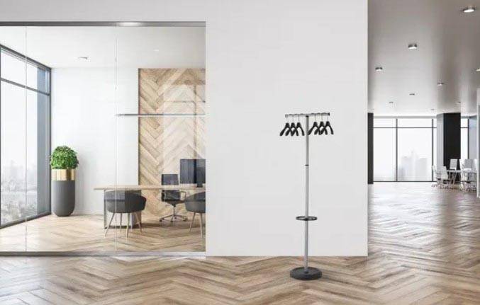 Kapstok vloerstandaard, met 6 zwarte kledinghangers