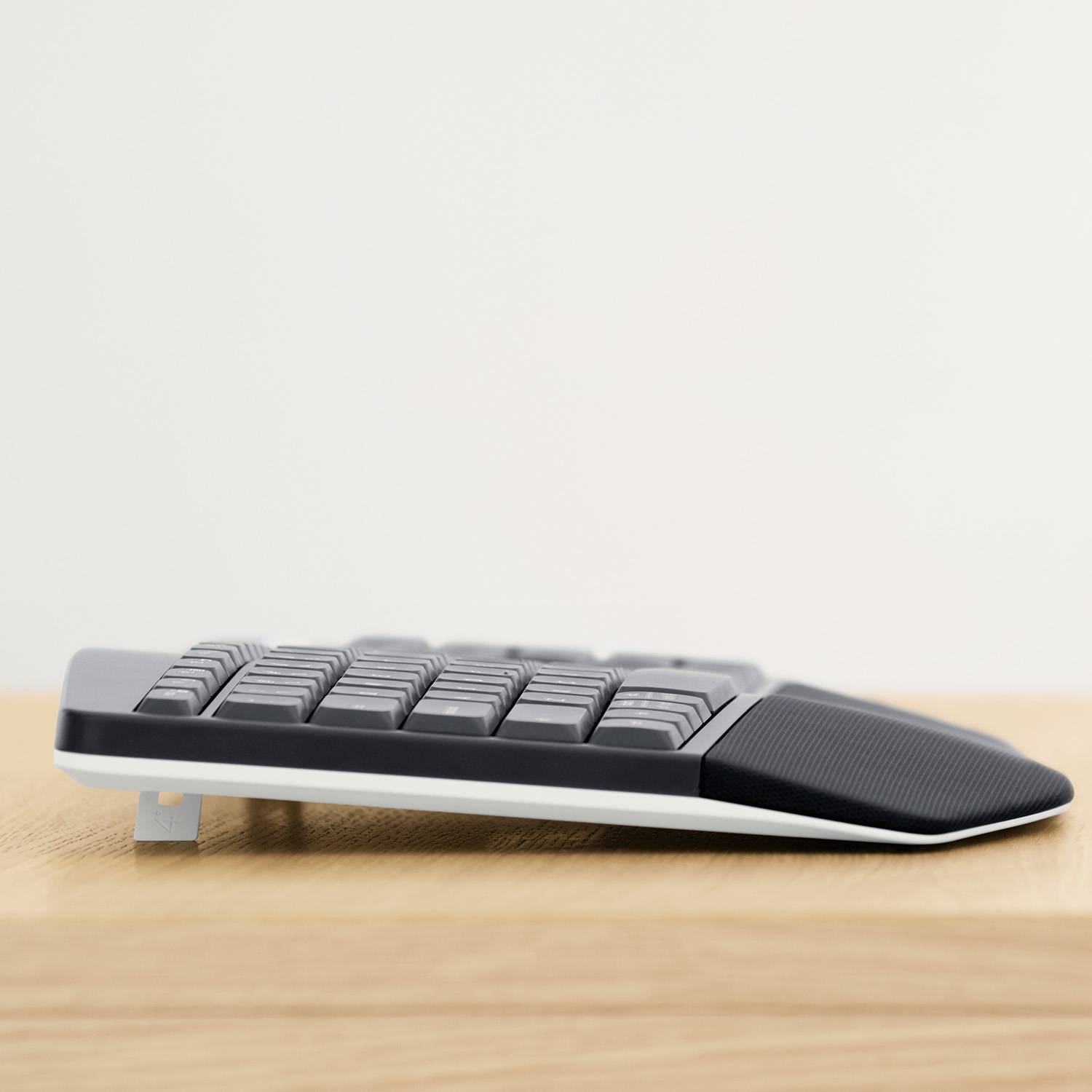 Logitech 920-008225 toetsenbord Inclusief muis Universeel RF-draadloos + Bluetooth AZERTY Belgisch Zwart