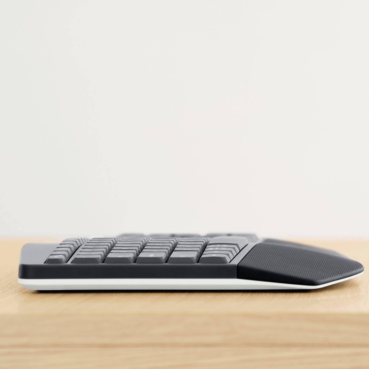 Logitech 920-008225 toetsenbord Inclusief muis Universeel RF-draadloos + Bluetooth AZERTY Belgisch Zwart