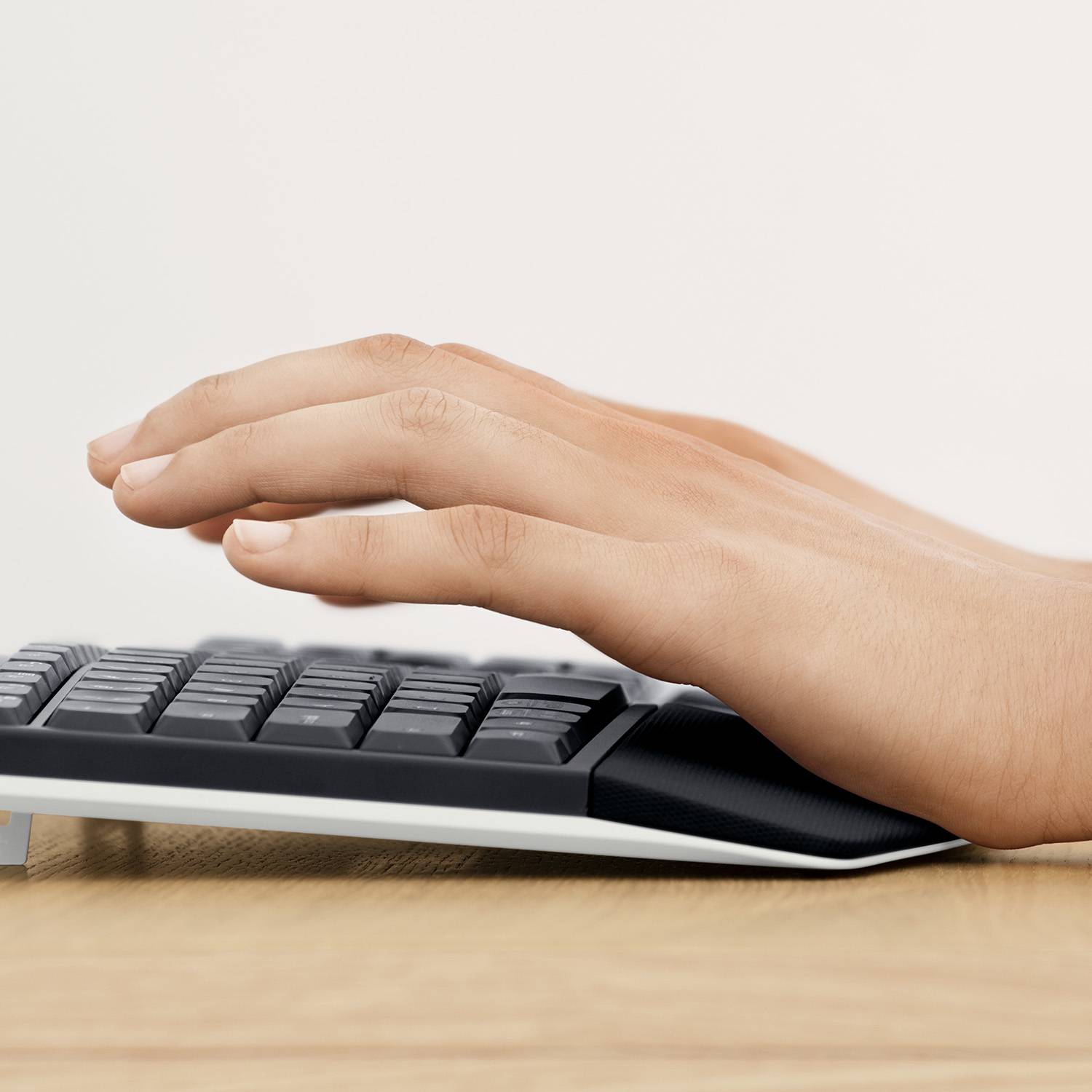 Logitech 920-008225 toetsenbord Inclusief muis Universeel RF-draadloos + Bluetooth AZERTY Belgisch Zwart