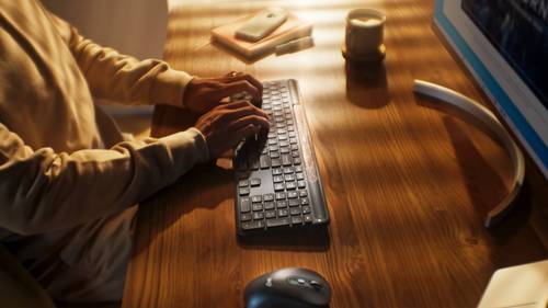 Logitech Signature Slim Solar+ K980 toetsenbord Universeel RF-draadloos + Bluetooth QWERTZ Duits Grafiet