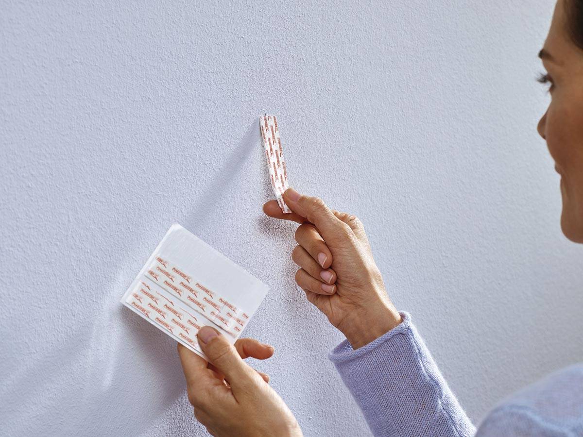 Tesa Klevende Spijker voor Behang en Pleisterwerk, verstelbaar, draagvermogen 1 kg, blister van 2 stuks