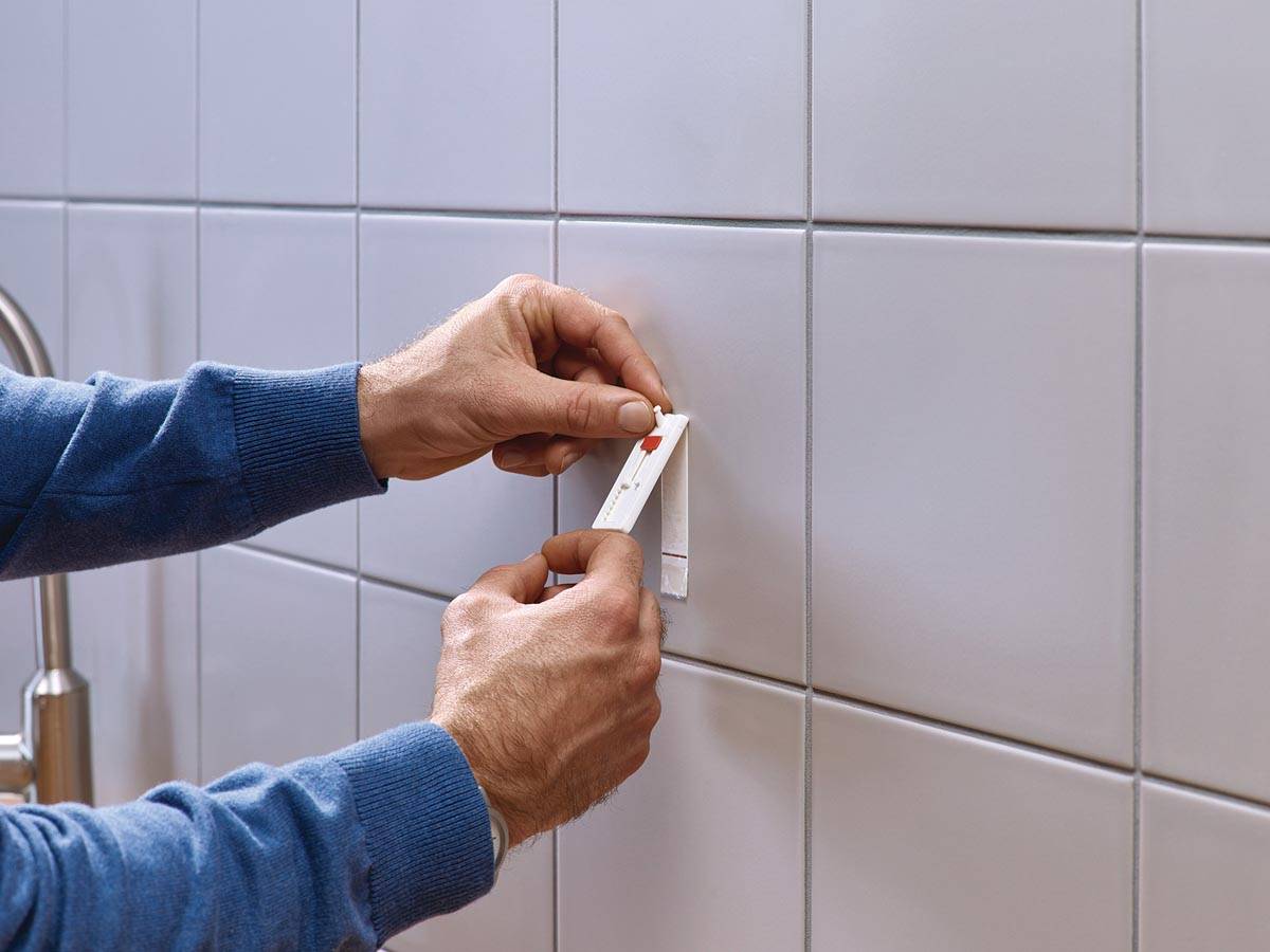 Tesa Klevende Spijker voor Tegels en Metaal, verstelbaar, draagvermogen 3 kg, blister van 2 stuks