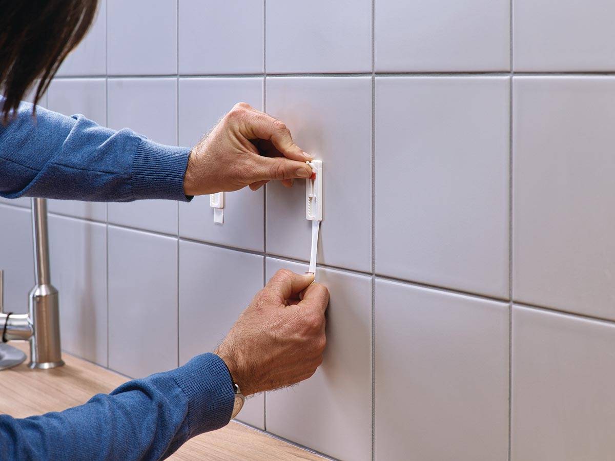 Tesa Klevende Spijker voor Tegels en Metaal, verstelbaar, draagvermogen 3 kg, blister van 2 stuks