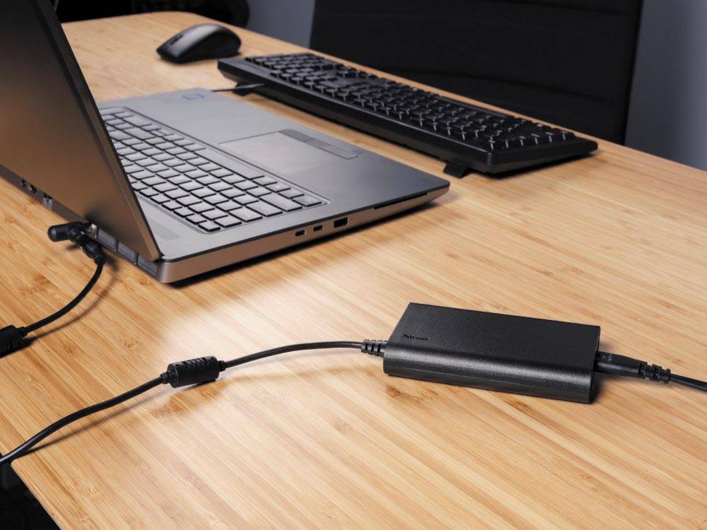 Trust Simo ultradunne, universele laptoplader, 70 W